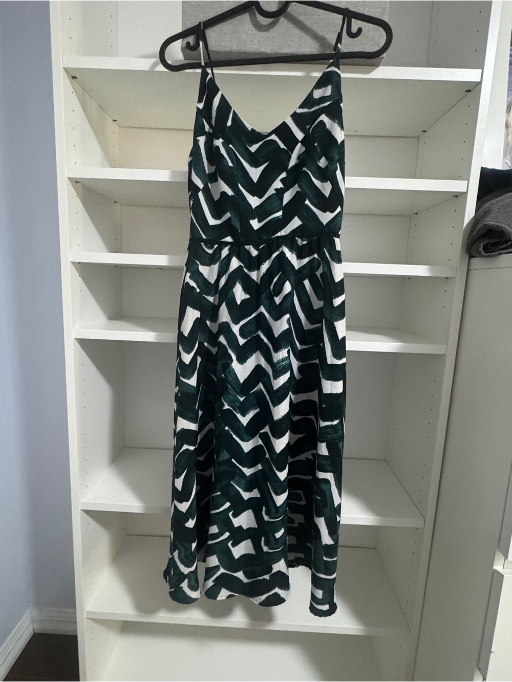 V-Neck Spaghetti Strap Midi Dress in Dark Green & White